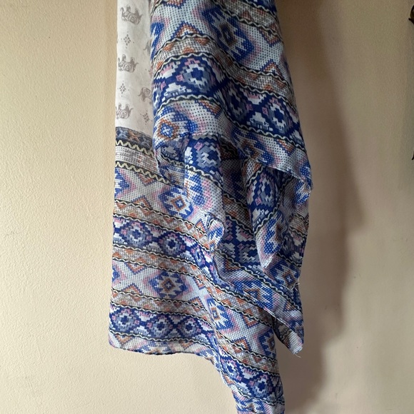 Sarong, lightweight wrap with elephant pattern. OS 39x70 inches - Picture 4 of 6